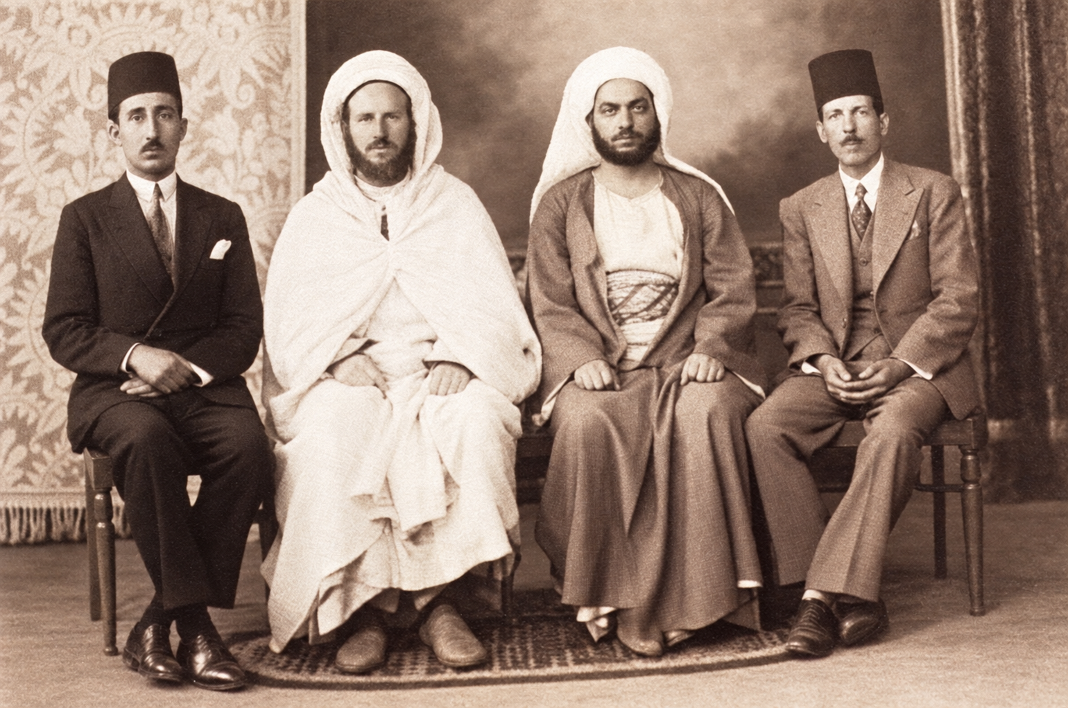 Совместная фотография Шейха Ахмада Сукайриджа и Шейха Мухаммада аль-Хафиза аль-Мисри с двумя спутниками; цифровая реставрация